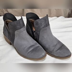 American Eagle Women's Gra.y Faux Suede Snake Embossed Ankle Boots Size 7